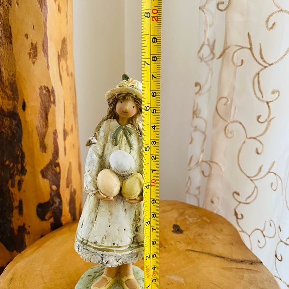 Lady with three eggs, figuring - Picture 3 of 4